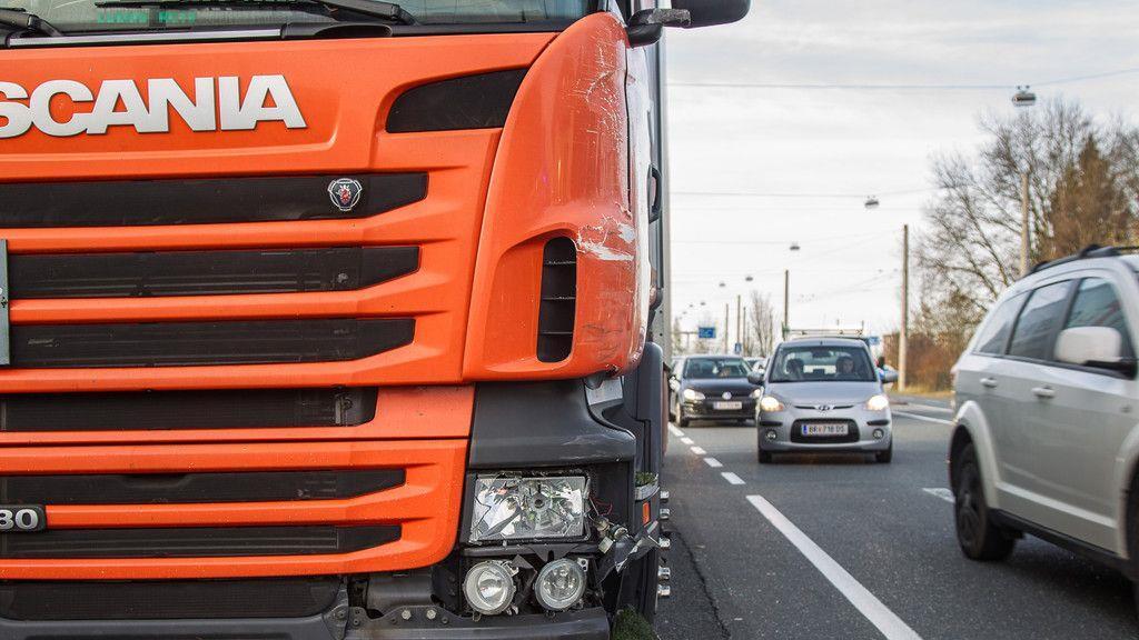 Lkw gegen Kleinbus auf der Münchner Bundesstraße