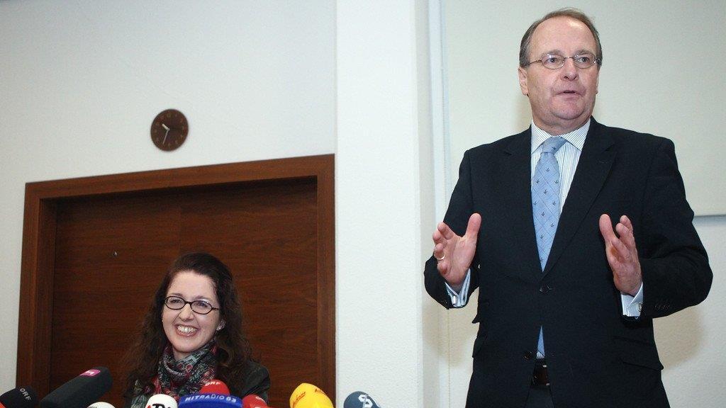 Monika R. zeigt sich der Öffentlichkeit