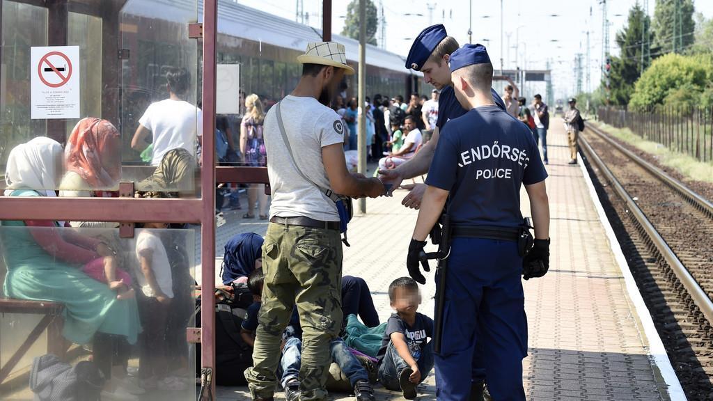 300 Flüchtlinge im Zug an Grenze zu Österreich gestrandet
