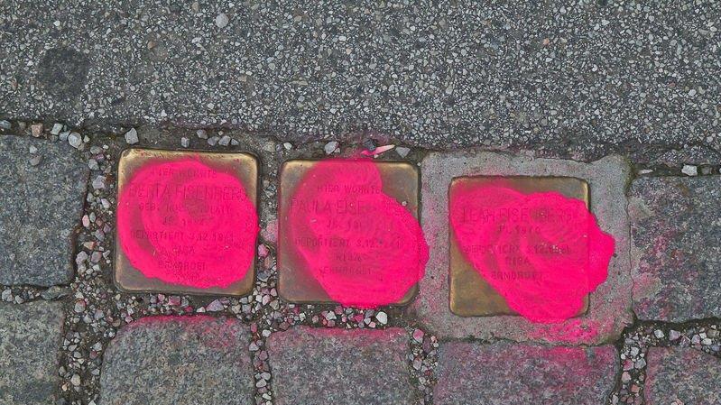 Stolpersteine beschmiert