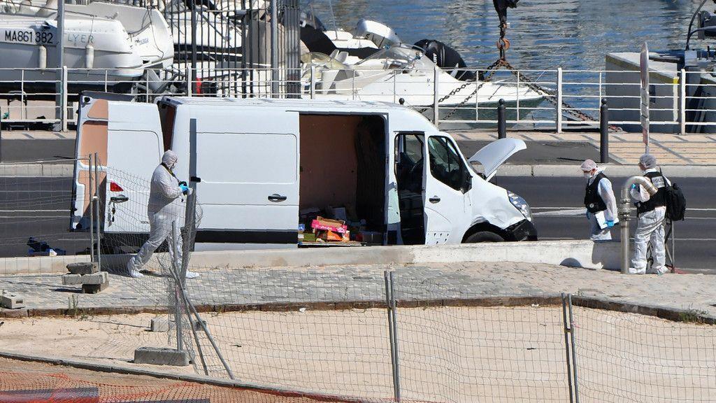 Marseille: Auto rast in Bushaltestelle