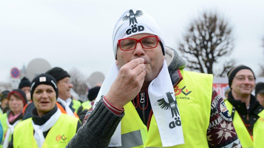Beamte demonstrieren in Wien