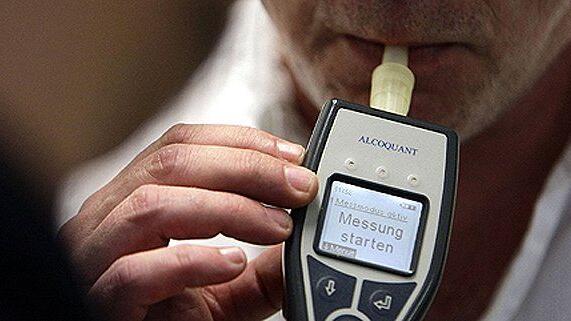 Der Alkolenker rammte zwei Pkw und flüchtete anschließend.