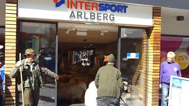 Schafsherde in Sportgeschäft am Tiroler Arlberg