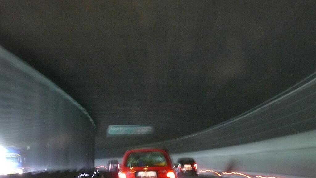 Sechs Lkw und ein Auto waren am Vormittag in drei Unfälle beim Reittunnel auf der A10 verwickelt.