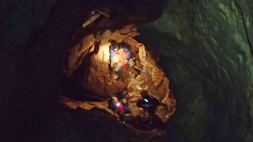 Höhlenretter säubern Riesending-Höhle