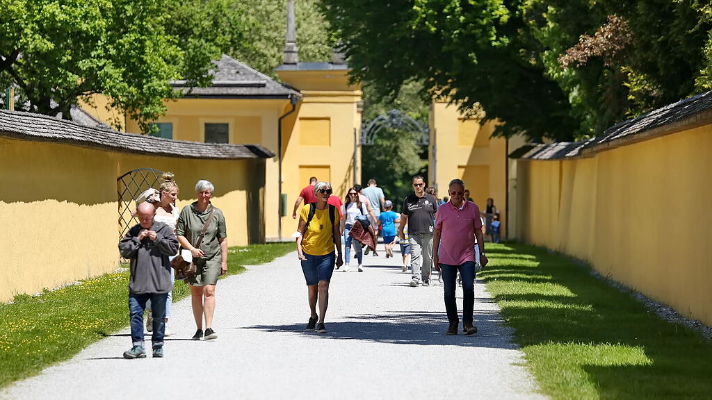 Sommerwetter: Salzburger stürmen Hellbrunn