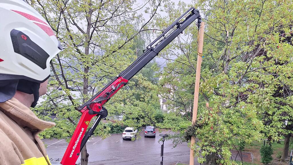 Maibaum droht in Zell am See umzustürzen