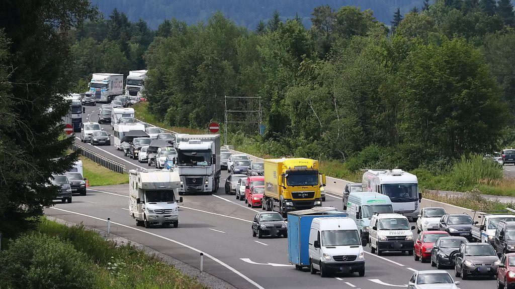 Stau nach Auffahrunfall auf A10