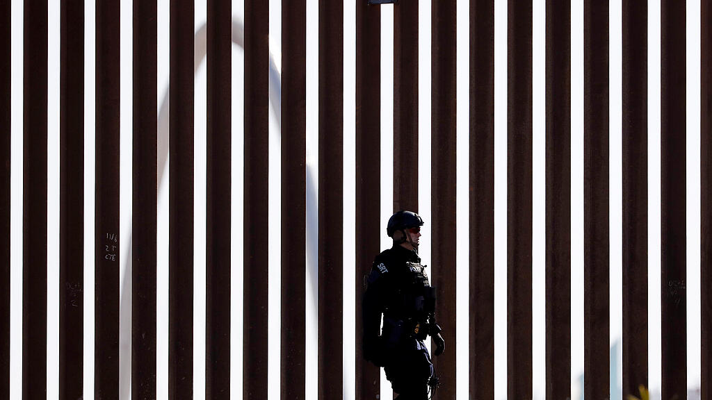 Migranten stürmen US-Grenze