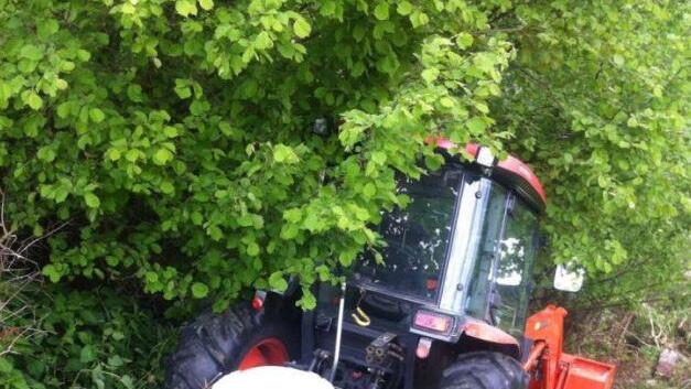 Traktor rutscht in Neukirchen ab