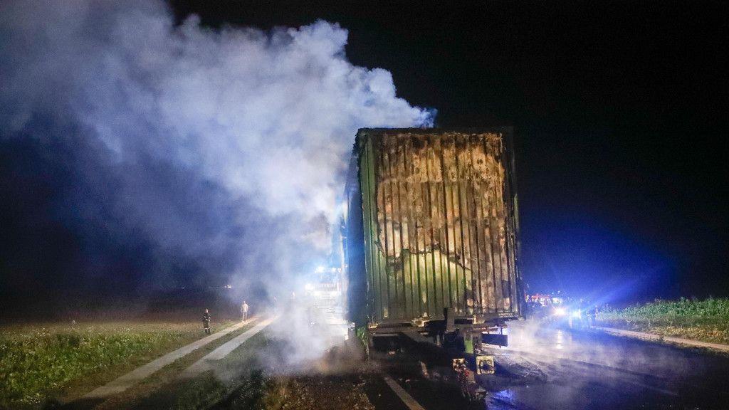 St. Peter: Lkw-Anhänger brennt auf B148 ab