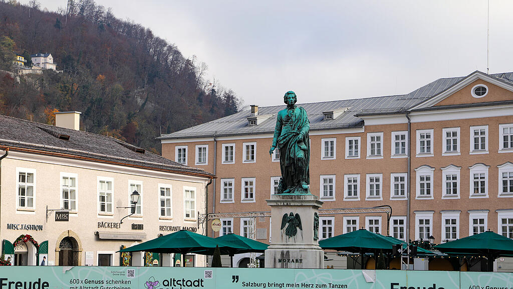 Aufbau Eiszauber am Mozartplatz
