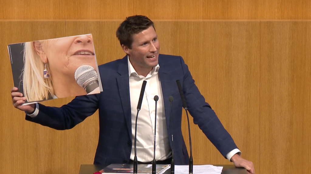 Tanner Red-Bull-Ohrringe