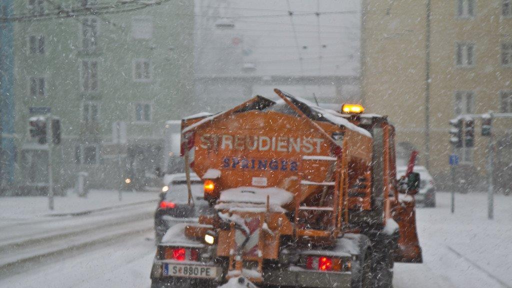 Schnee sorgt für Unfälle und Verkehrschaos: Schneefahrbahn in der Stadt Salzburg