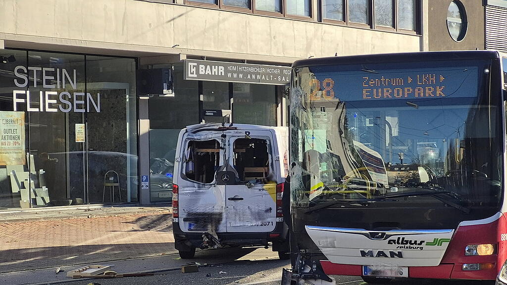 Auffahrunfall zwischen Albus und Lieferwagen
