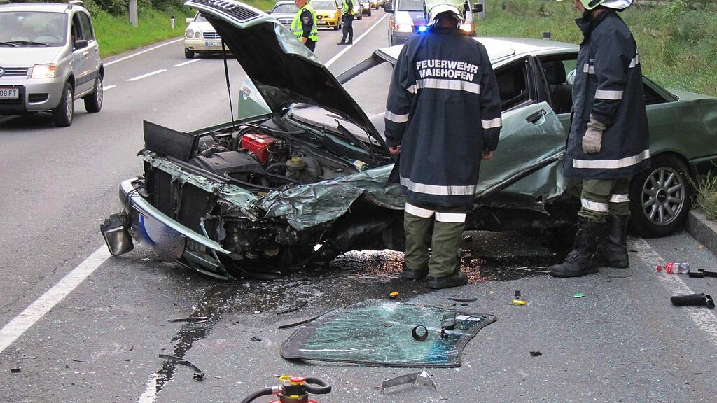 Eine 43-jährige Pkw-Lenkerin aus Saalfelden wurde bei dem Frontalcrash schwer verletzt.