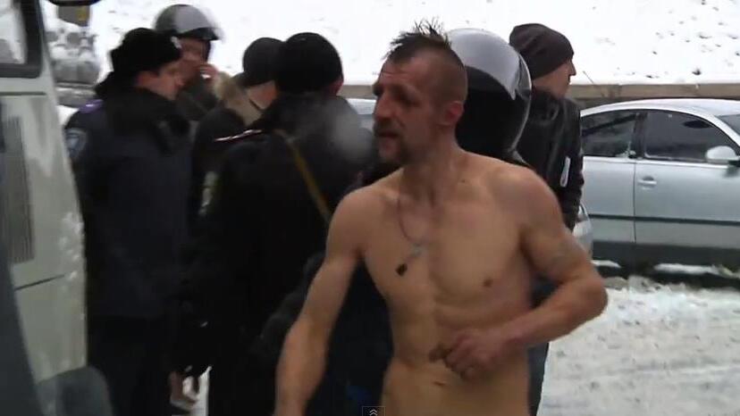 Ukraine: Nackter Demonstrant durch Spezialeinheit der Polizei misshandelt