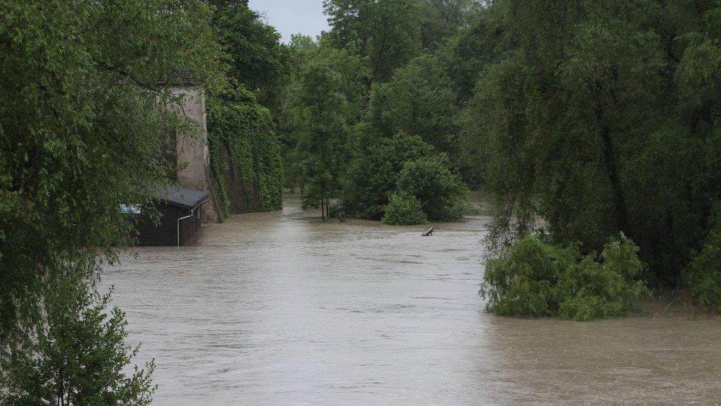 Hochwasser: Abtransporte im Kraftwerk Braunau