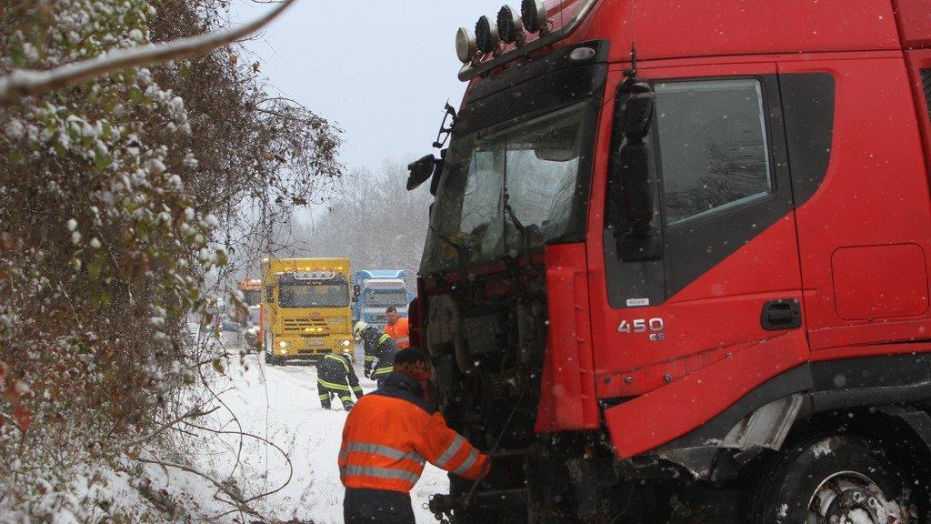 Lkw landet im Straßengraben